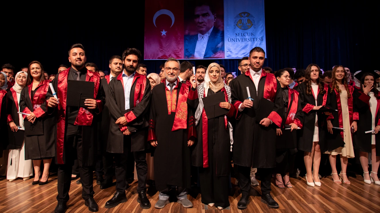 Selçuk Üniversitesinde genç hekimler diplomalarına kavuştu
